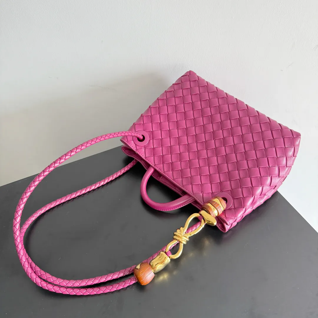 The new Andiamo batch of 3060 BV is shipped‼ ️The classic intercciato weaving process is used to create a soft bag, the metal knot is made of micro-cast aluminum using jewelry technology🪢, and the decorative beads are made of metal and hand-polished oak, allowing you to jump repeatedly between elegance and fun💃, making it unpredictable. Classic and versatile, it shows off your temperament, and the bag has a large capacity, making it very convenient for daily commuting! It has a variety of carrying methods, the shoulder straps can be adjusted by yourself, the original lambskin feels soft and delicate, and the unisex style breaks gender boundaries and brings a more practical and long-lasting use experience. The Andiamo, which has both elegant and casual styles, perfectly interprets the "fashionable old money style". Style No.: 743568+Wood Hardware Color: Berry Red Size: 25*22*10.5cm